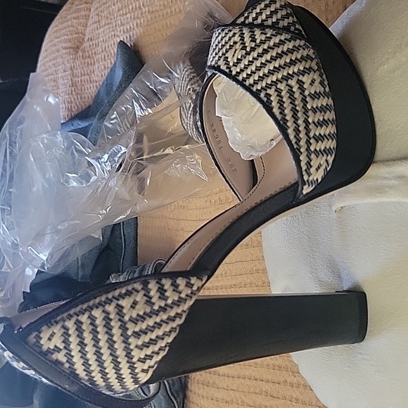 Heels - Picture 4 of 4